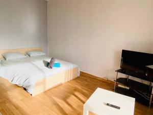 un dormitorio con una cama con un animal de peluche en Logement meublé près de Beauval, en Montrichard