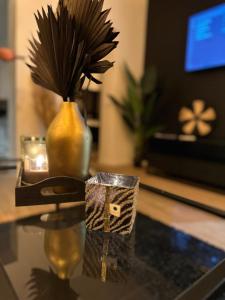 uma mesa com um vaso e uma vela em Suite Marie em Verviers