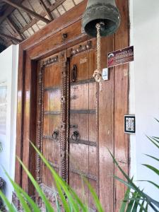 eine Holztür in einem Gebäude mit einem Schild darauf in der Unterkunft non disponible in Las Terrenas