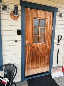 uma porta de madeira ao lado de uma casa em Fresh apartment near everything ! em Tromsø
