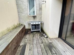 une cuisinière installée sur une terrasse à côté d'un bâtiment dans l'établissement Maison pour 5 personnes proche aéroport de Nantes, à Saint-Aignan-Grand-Lieu