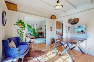 uma sala de estar com uma mesa e uma cadeira azul em Hygge House em Berkeley