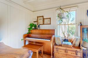 um quarto com um piano e uma cama em Hygge House em Berkeley