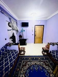 Cette chambre comprend un lit, un canapé et une porte. dans l'établissement Tanger tanja tanja morocco, à Tanger