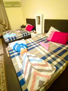 dos camas sentadas una al lado de la otra en un dormitorio en Momen Pyramids Inn en El Cairo