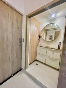 Ένα μπάνιο στο Apartamento vista al mar cerca universidad malecón zona colonial +20 φωτογραφίες