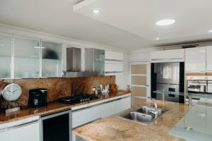 Kuchyň nebo kuchyňský kout v ubytování Luxury 3 Bedroom with Oceanview & Pool
