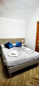Un dormitorio con una cama con almohadas azules. en Trebis, en Nápoles