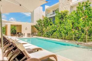 Bazén v ubytování Tortuga Azul Private Terrace Rooftop Pool W BBQ Beach Access 11 Pools Free Beach Club nebo v jeho okolí