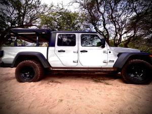 Gambar di galeri bagi Explore Maui's diverse campgrounds and uncover the island's beauty from fresh perspectives every day as you journey with Aloha Glamp's great jeep equipped with a rooftop tent di Paia