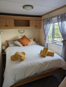 - une chambre avec un lit doté de 2 oreillers en or dans l'établissement Attymchugh Lodge, 