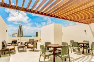 Balkón nebo terasa v ubytování Tortuga Azul Private Terrace Rooftop Pool W BBQ Beach Access 11 Pools Free Beach Club