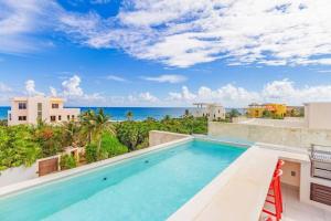 Bazén v ubytování Tortuga Azul Private Terrace Rooftop Pool W BBQ Beach Access 11 Pools Free Beach Club nebo v jeho okolí