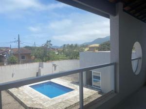 Изглед към басейн в Casa praia guarau или наблизо