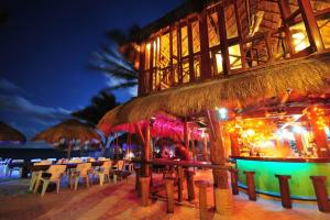 Restaurace v ubytování Tortuga Azul Private Terrace Rooftop Pool W BBQ Beach Access 11 Pools Free Beach Club