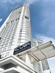 un grand bâtiment avec panneau d'aania dans l'établissement DFT Apartment "Rockwell View" Host By HomeStay, à Manille