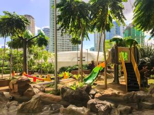 - une aire de jeux dans un parc planté de palmiers dans l'établissement DFT Apartment "Rockwell View" Host By HomeStay, à Manille