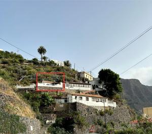 una casa sul fianco di una collina di CASA EL MIRADOR DE BIBIANA a Hermigua