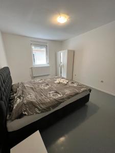 um quarto com uma cama num quarto em Chez nous em Liège