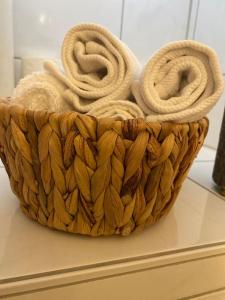 a wooden bowl sitting on top of a table at Altbau-Oase der Eleganz: Stadtnaher Komfort pur in Wiesbaden