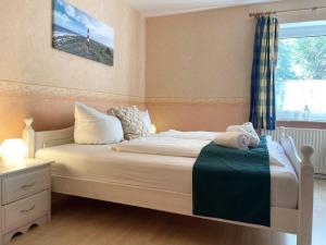 1 dormitorio con 1 cama blanca y ventana en Haus-Dallacker-Fewo-Nr-2, en Cuxhaven