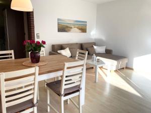 sala de estar con mesa y sofá en Haus-Dallacker-Fewo-Nr-2, en Cuxhaven
