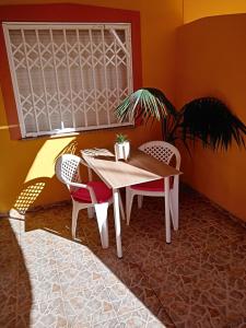 stół i krzesła w pokoju z oknem w obiekcie El paraíso del sol w mieście Cartagena