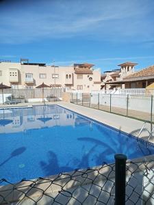 una gran piscina frente a un edificio en El paraíso del sol, en Cartagena