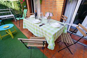 una mesa y sillas en un porche con mesa y sillas en Apart 2 terrazas para 4 personas Bilbao centro, en Bilbao