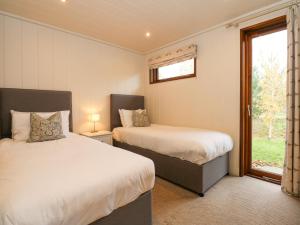 CottesmoreにあるEgletonのベッドルーム1室(ベッド2台、窓付)