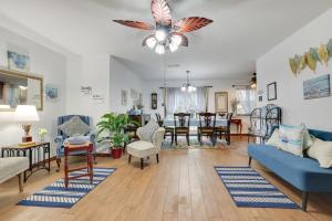 uma sala de estar com um sofá azul e cadeiras em San Antonio Vacation Rental about 15 Mi to Downtown! em San Antonio