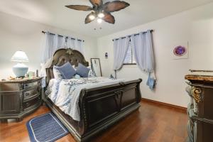 um quarto com uma cama e uma ventoinha de tecto em San Antonio Vacation Rental about 15 Mi to Downtown! em San Antonio