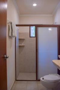 La salle de bains est pourvue d'une douche et de toilettes. dans l'établissement Tecnohotel Beach, à San Benito