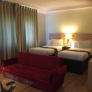 Postel nebo postele na pokoji v ubytování Crystal Hotel