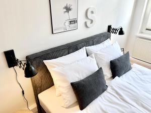 a bedroom with a bed with white pillows at MAKERS and ROOMS APARTMENT 01 Pauline 110qm Parkplatz 1-4 Personen in Detmold