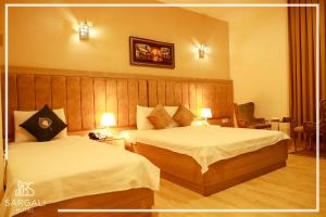 une chambre d'hôtel avec 2 lits et 2 lampes dans l'établissement Sargali Duhok Hotel, à Duhok