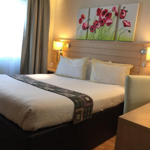 Postel nebo postele na pokoji v ubytování Crystal Hotel