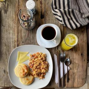 Možnosti zajtrka za goste nastanitve Akela Gaira Hotel