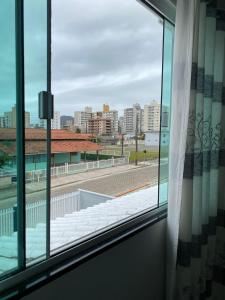- une vue sur la ville depuis la fenêtre dans l'établissement Pousada vale do paraíso, à Navegantes