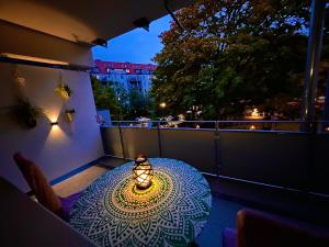 uma mesa numa varanda com uma vela em The Stylish&Cozy Apartment with 37㎡ in District 1 em Dusseldorf