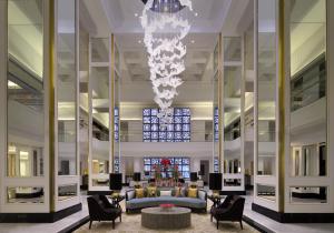 - un hall avec un lustre, un canapé et des chaises dans l'établissement Taj Dubai, à Dubaï