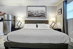 um quarto com uma cama grande e 2 candeeiros em Summer Refresh-modern Comfort Near Downtown 40-4 em Oklahoma City