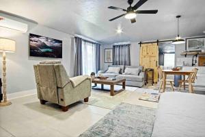 uma sala de estar com um sofá e uma mesa em Summer Refresh-modern Comfort Near Downtown 40-4 em Oklahoma City
