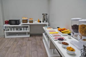 una cocina con un montón de comida a la vista en San Miguel Awanka Hotel, en Lima