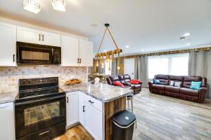 cocina y sala de estar con armarios blancos en Quiet Country Home By Shay Lake!, 