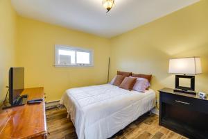 1 dormitorio con 1 cama y TV de pantalla plana en Quiet Country Home By Shay Lake!, 