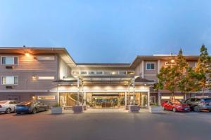 ein großes Gebäude mit Autos auf einem Parkplatz in der Unterkunft Best Western Plus Bayside Hotel in Oakland
