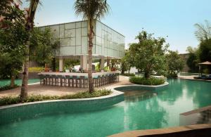 Bazen v nastanitvi oz. blizu nastanitve DoubleTree by Hilton Jakarta - Diponegoro