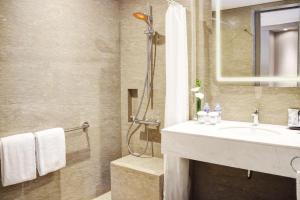 Kopalnica v nastanitvi DoubleTree by Hilton Jakarta - Diponegoro