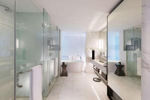 Kopalnica v nastanitvi DoubleTree by Hilton Jakarta - Diponegoro